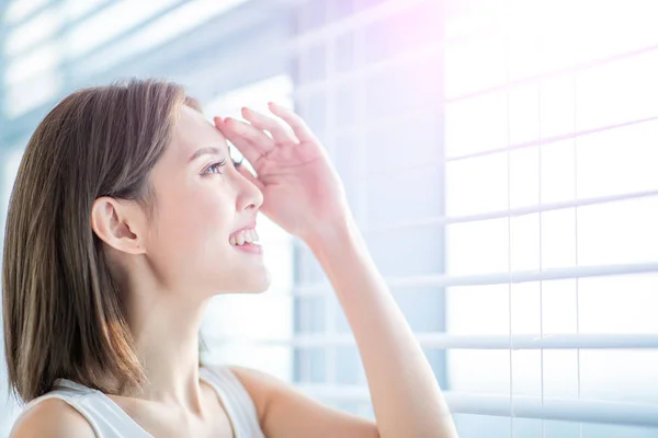 Young asian woman enjoy sunshine — Stock Photo, Image