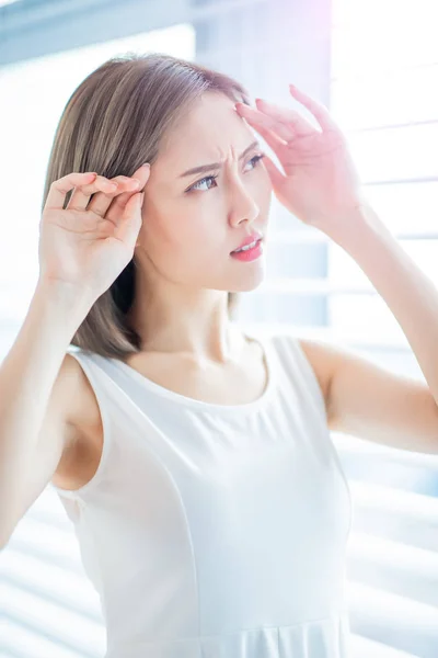 Asian woman afraid of suntan — Stock Photo, Image