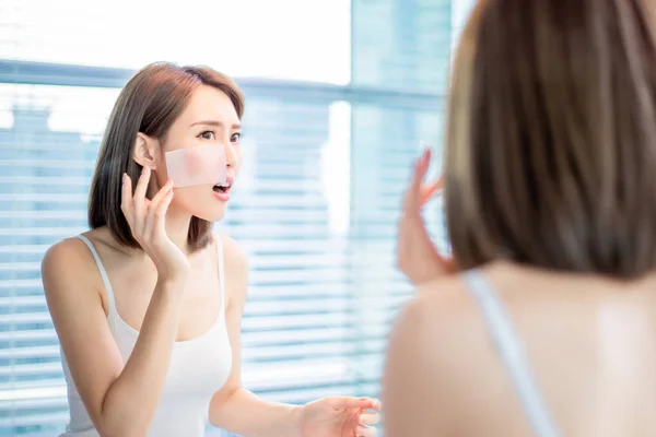 Woman use oil blotting paper — Stock Photo, Image