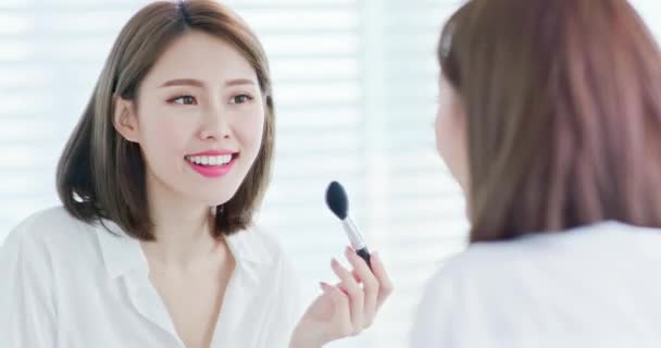 Asiático mulher escova blush — Vídeo de Stock