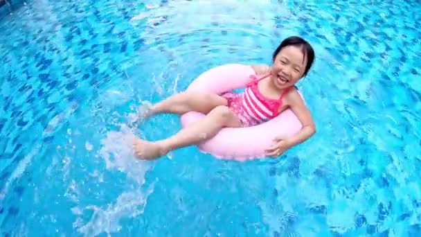 Cute girl in swimming pool — Stock Video