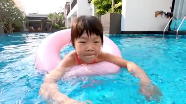 Linda chica en la piscina — Vídeos de Stock