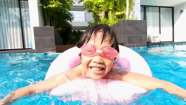 Χαριτωμένο κορίτσι στην πισίνα — Αρχείο Βίντεο