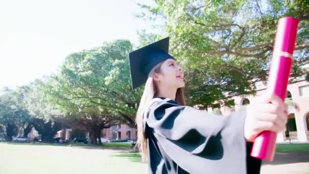 漂亮的女孩高兴地感激 — 图库视频影像