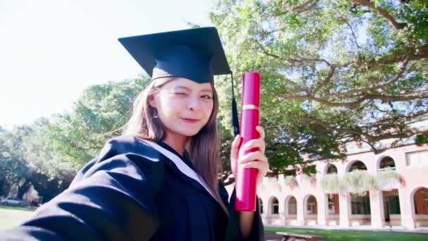 Menina gratuita tirar selfie feliz — Vídeo de Stock