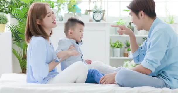 Young parent play with child — Stock Video