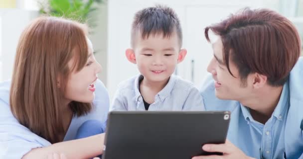 Juego de los padres con el niño por tableta — Vídeo de stock