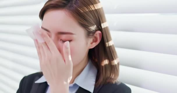 Femme utiliser du papier buvard à huile — Video