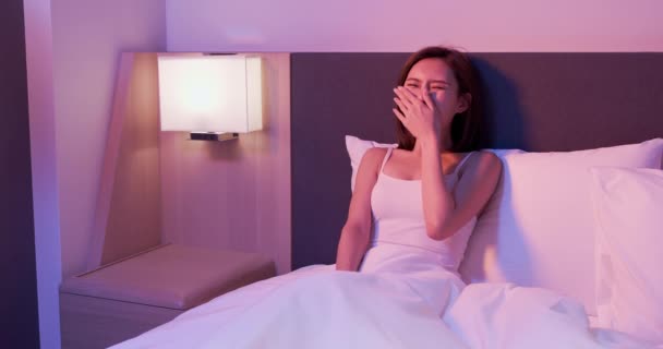 Mujer dormir bien en la cama — Vídeos de Stock