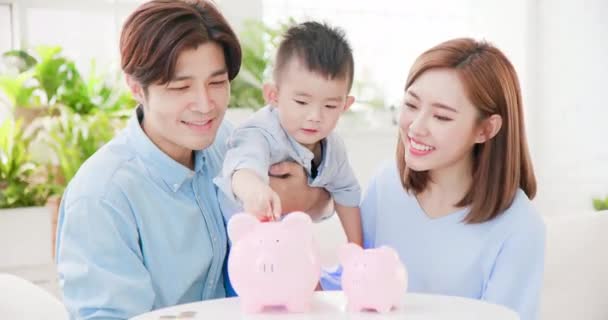 Koncepcja oszczędności rodzinnych — Wideo stockowe