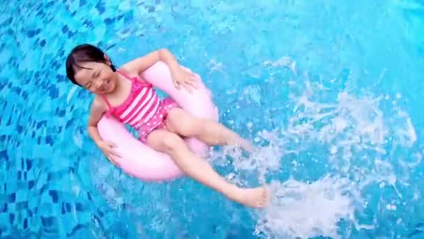 Fille mignonne dans la piscine — Video