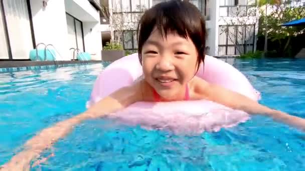 Menina bonito na piscina — Vídeo de Stock