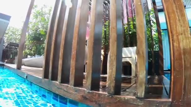 Meisje sprong in het zwembad — Stockvideo