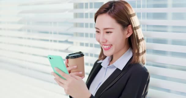 Mujer de negocios utilizar el teléfono inteligente — Vídeo de stock