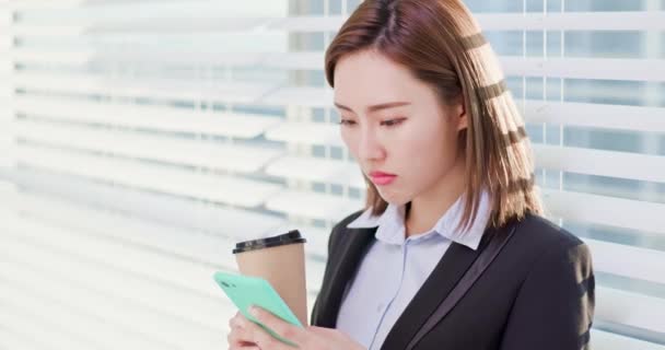 Mujer de negocios deprimida con el teléfono — Vídeo de stock