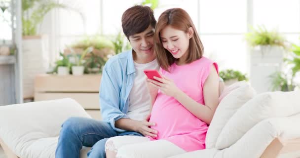 Couple enceinte utiliser un téléphone intelligent — Video