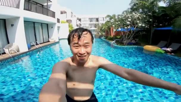 Mann springt ins Schwimmbad — Stockvideo