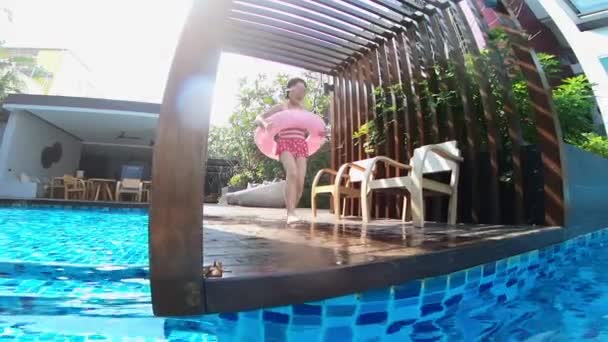 Menina salto na piscina — Vídeo de Stock