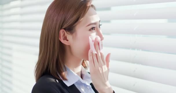 Mujer utilizar papel de borrado de aceite — Vídeos de Stock