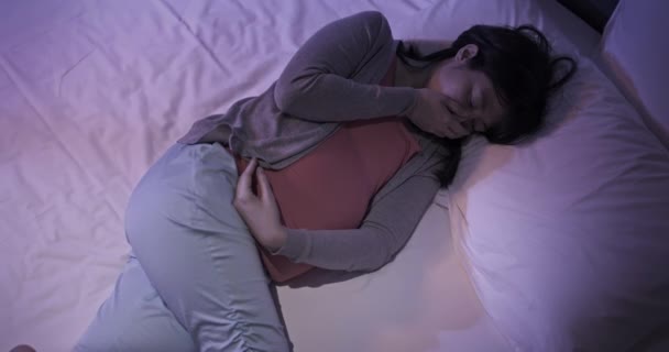 Беременная женщина чувствует депрессию — стоковое видео