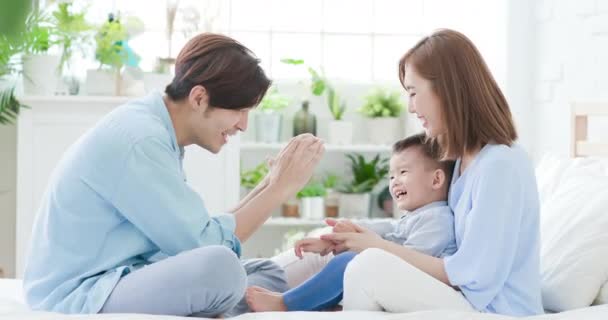 Les jeunes parents jouent avec l'enfant — Video