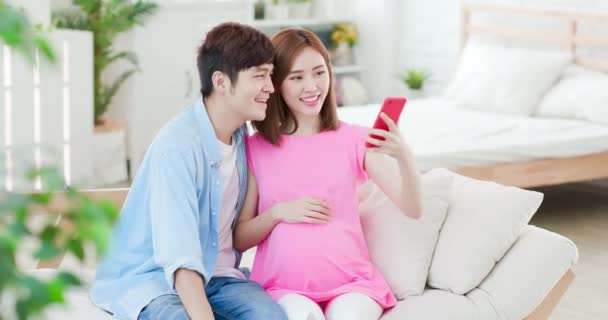 Mujer embarazada selfie con marido — Vídeos de Stock