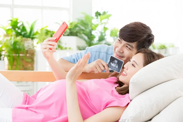 Pregnant woman selfie with husband — Stock Photo, Image