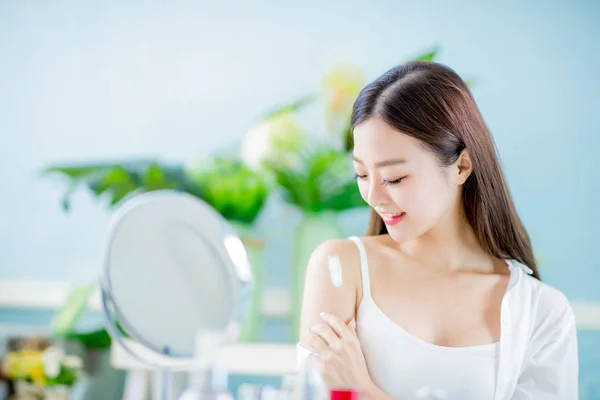 Kvinnan tillämpa solkräm eller lotion — Stockfoto