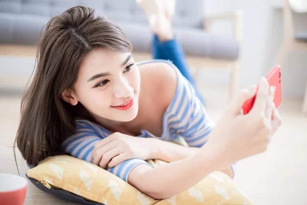 Mujer viendo viedeo con teléfono —  Fotos de Stock