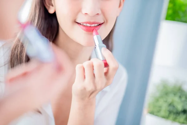 Kvinde anvender læbestift - Stock-foto