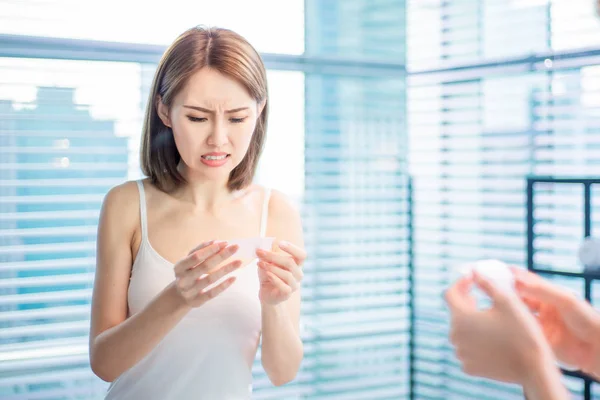 Perempuan menggunakan minyak kertas blotting — Stok Foto