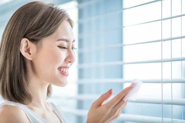 Vrouw gebruik olie blotting papier — Stockfoto