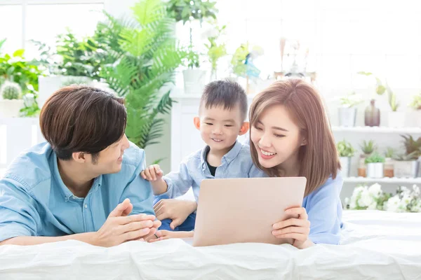 Ouder spelen laptop met kind — Stockfoto