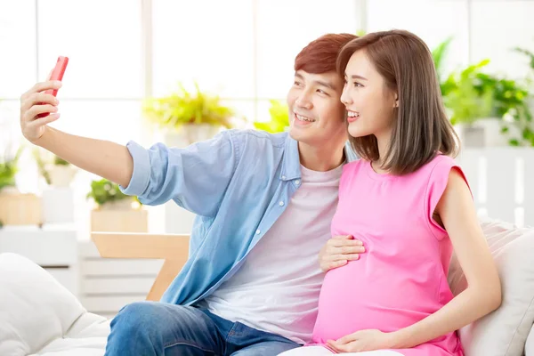 Pregnant woman selfie with husband — Stock Photo, Image