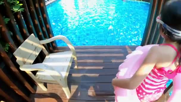 Mädchen springt ins Schwimmbad — Stockvideo