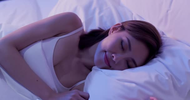 Женщина хорошо спит на кровати — стоковое видео