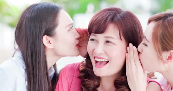 Hijas hablan con la madre felizmente — Vídeo de stock