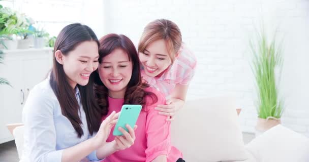 Córki pokazują smartfon do mamy — Wideo stockowe
