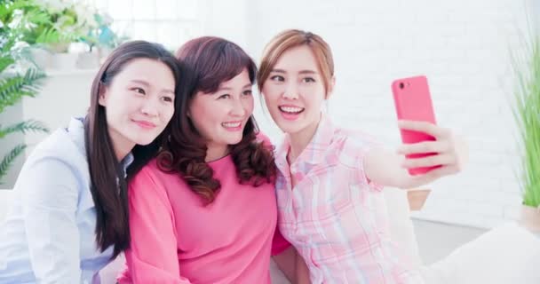 Kızları ve annesi selfie çekmek — Stok video