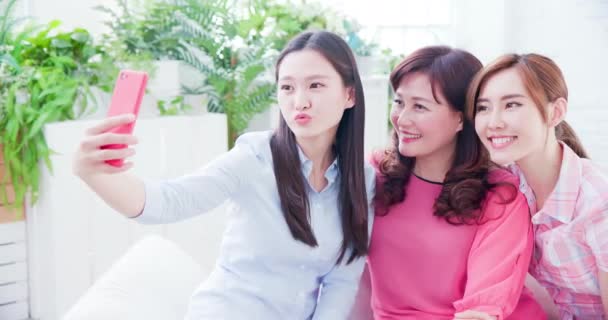 Figlie e mamma si fanno selfie — Video Stock