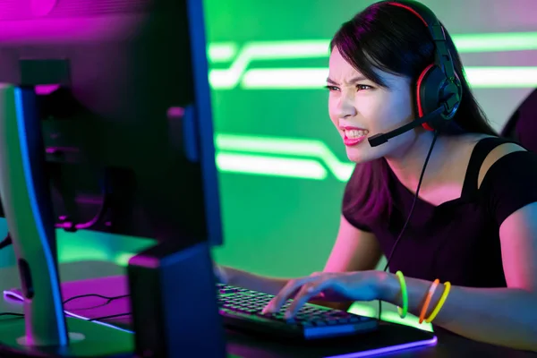 Jonge Aziatische Cyber Sport Gamer — Stockfoto