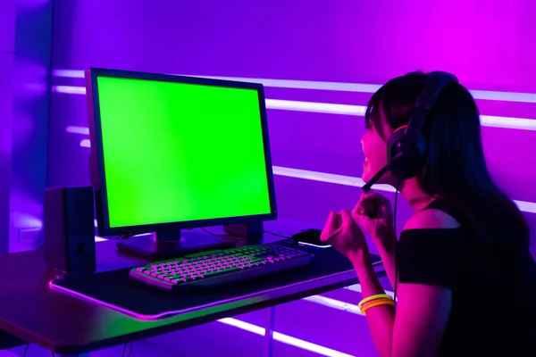 Gamer esporte cibernético com computador — Fotografia de Stock