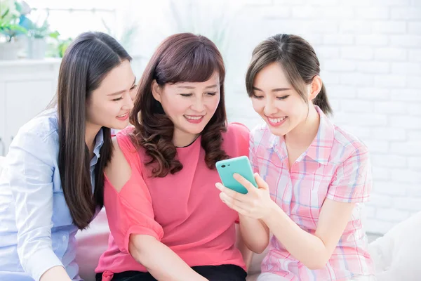 Dcery ukazují mobilephone na mámu — Stock fotografie