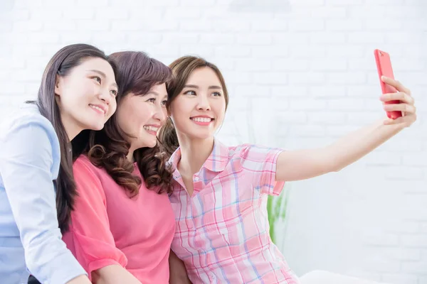 Kızları ve annesi selfie çekmek — Stok fotoğraf