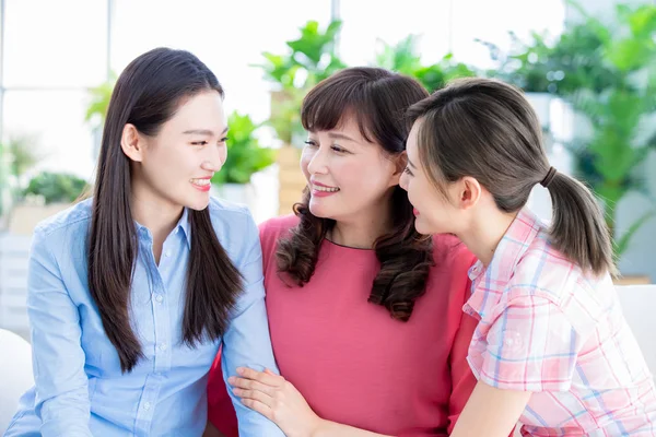 Daughters talk to mother happily — Stock Photo, Image