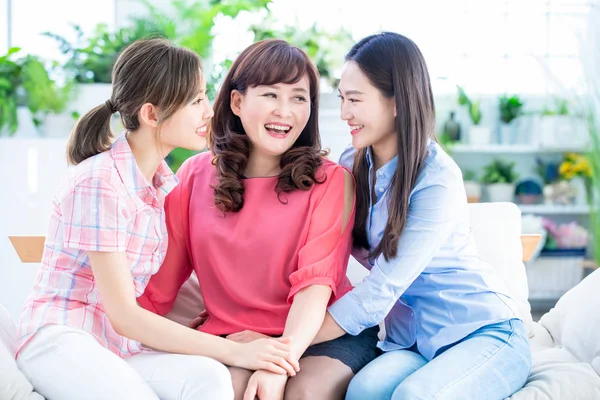 Filhas falar com a mãe feliz — Fotografia de Stock