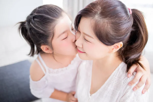 Figlia bacio mamma teneramente — Foto Stock