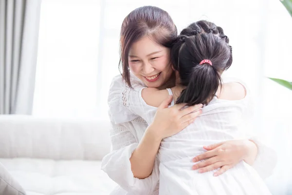 Filha dar um abraço à mãe — Fotografia de Stock