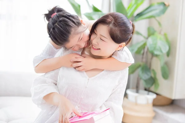 Дочка дає мамі обійняти — стокове фото