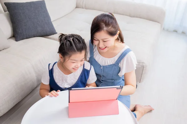 Mamma e figlia usano tablet felicemente — Foto Stock